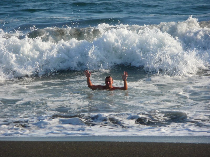 In Monterrico is de zee heel krachtig en wordt het gauw diep