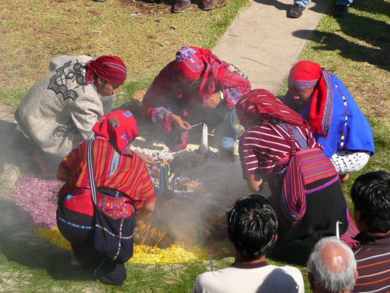 During the Maya newyear celebrations a circle with offerings will be put on fire.
